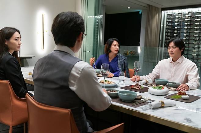 허진호 감독의 영화 <보통의 가족>은 두 상류층 가족이 자식의 범죄를 알게 됐을 때 가치관의 충돌을 통해 ‘윤리의 서스펜스’를 만들어낸다. 하이브미디어코프·마인드마크 제공