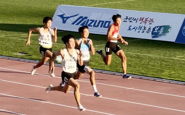 이건호(왼쪽 두 번째)가 지난 23일부터 충북 보은 공설운동장에서 열린 제5회 전국 초중고등학교 학년별 육상경기대회 남중부 100ｍ 경기에서 달리고 있다.  부산육상연맹 제공