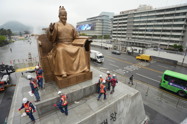 지난 4월 서울 종로구 광화문광장에서 촬영된 세종대왕 동상. 뉴시스