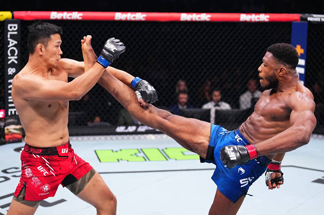 정다운(왼쪽)이 UFC on ESPN+ 101에서 우마르 시의 발차기를 방어하고 있다. 사진=TKO