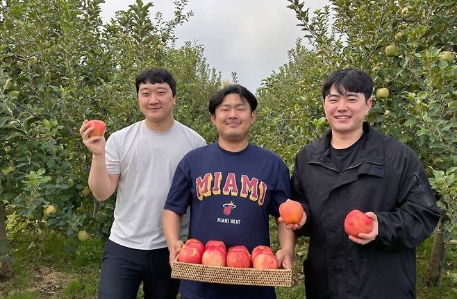 충주에서 사과를 기르는 청년들. /사진제공=쿠팡