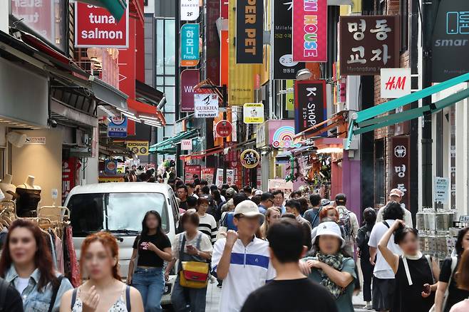 서울 명동 거리 상점들. [연합]