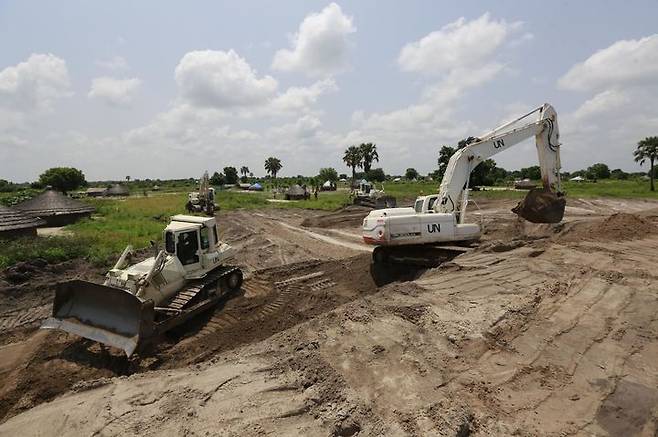 [서울=뉴시스] 합동참모본부는 29일 국군의 날 76주년 계기 해외 파병부대 활동 모습을 공개했다.한빛부대는 남수단에 파병돼 재건지원과 대민 의료지원, 현지 주민들의 자립을 돕고 있다. 사진은 한빛부대가 백나일강 제방공사를 하는 모습. (사진=합동참모본부 제공) 2024.09.29. photo@newsis.com *재판매 및 DB 금지