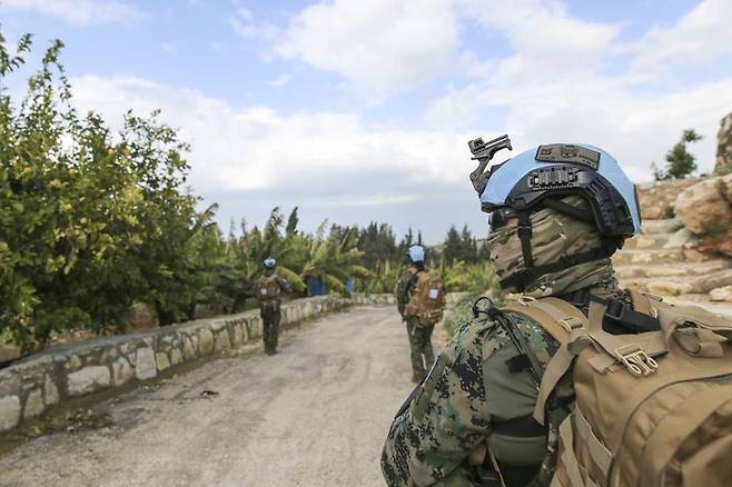 [서울=뉴시스] 합동참모본부는 29일 국군의 날 76주년 계기 해외 파병부대 활동 모습을 공개했다.동명부대는 레바논에 파병돼 평화 유지와 현지 주민들을 위한 인도적 민군작전을 수행하고 있다. 사진은 동명부대원이 도보정찰을 하는 모습. (사진=합동참모본부 제공) 2024.09.29. photo@newsis.com *재판매 및 DB 금지