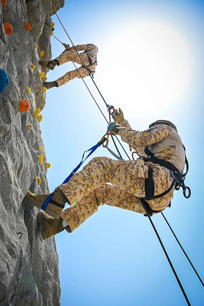[서울=뉴시스] 합동참모본부는 29일 국군의 날 76주년 계기 해외 파병부대 활동 모습을 공개했다.아크부대는 아랍에미리트(UAE)에 파병돼 군사훈련 및 협력, 재외국민 보호 등의 임무를 수행하고 있다. 사진은 아크부대원이 암벽극복 훈련을 하는 모습. (사진=합동참모본부 제공) 2024.09.29. photo@newsis.com *재판매 및 DB 금지