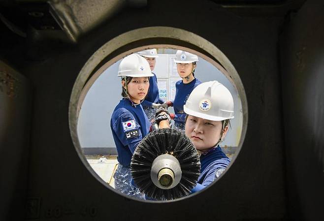 [서울=뉴시스] 합동참모본부는 29일 국군의 날 76주년 계기 해외 파병부대 활동 모습을 공개했다.청해부대는 2009년 3월 13일 창설되어 올해 파병 15주년으로 그동안 아덴만 해역에서 우리 선박과 국민을 보호하고 해적 활동을 억제하는 데 크게 기여 해왔다. 사진은 청해부대 43진 장병들이 함포 정비를 하는 모습. (사진=합동참모본부 제공) 2024.09.29. photo@newsis.com *재판매 및 DB 금지