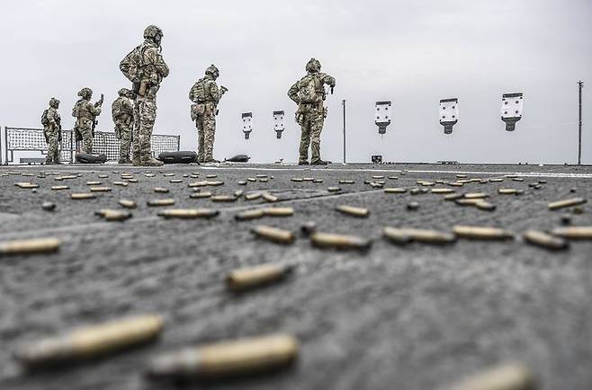 [서울=뉴시스] 합동참모본부는 29일 국군의 날 76주년 계기 해외 파병부대 활동 모습을 공개했다.청해부대는 2009년 3월 13일 창설되어 올해 파병 15주년으로 그동안 아덴만 해역에서 우리 선박과 국민을 보호하고 해적 활동을 억제하는 데 크게 기여 해왔다. 사진은 UDT가 함상사격 훈련을 하는 모습. (사진=합동참모본부 제공) 2024.09.29. photo@newsis.com *재판매 및 DB 금지