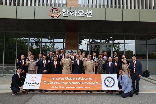 [서울=뉴시스] 미국 해군 함정사업을 주관하는 장성단이 27일 경기도 시흥에 위치한 한화오션 시흥R&D캠퍼스를 방문, 세계 최고 수준의 R&D 시설을 직접 눈으로 확인했다. (사진=한화오션) 2024.9.29 photo@newsis.com *재판매 및 DB 금지