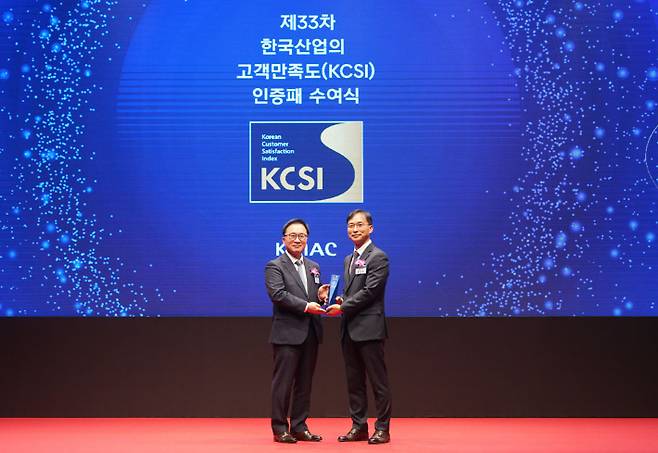 금호타이어가 KCSI 승용차타이어 부문에서 20년 연속 고객만족도 1위를 달성했다. 금호타이어 제공