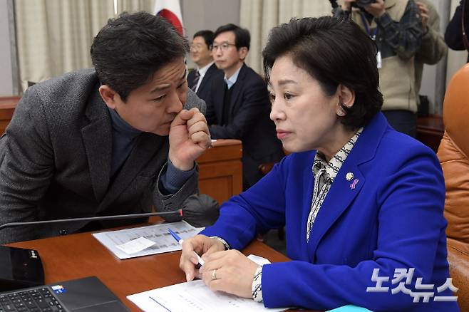 지난 3월 29일 국회에서 열린 정치개혁특별위원회 전체회의에서 남인순 위원장(우측)과 더불어민주당 김영배 간사가 대화를 하고 있다. 윤창원 기자