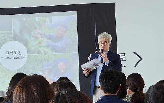 송원엽 비에이치앤바이오 대표가 지난 26일 충북 진천 덕산읍에 위치한 비에이치앤바이오에서 열린 기자간담회에서 발표하고 있다.