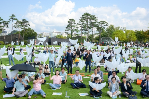 행사 참석자들이 순천 복지축제의 하이라이트인 비둘기 풍선 날리기를 하고 있다.