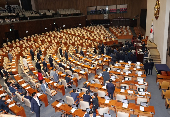 26일 국회에서 열린 본회의에서 ‘방송 4법’(방송법·방송문화진흥회법·한국교육방송공사법·방송통신위원회법 개정안)과 ‘전 국민 25만원 지원법’(민생회복지원금지급 특별조치법), ‘노란봉투법’(노동조합 및 노동관계조정법 개정안) 등의 법안들이 부결되자 야당 의원들이 회의장을 나가자 국민의힘 의원들이 우원식 국회의장에게 항의하고 있다. 연합뉴스