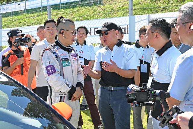 정의선 현대자동차그룹 회장이 28일 경기도 용인 에버랜드 스피드웨이에서 열린 2024 현대 N 페스티벌을 깜짝 방문해 참가 선수, 관람객들과 기념촬영을 하고 있다. 사진=독자제공