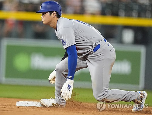 오타니 쇼헤이가 29일 미국 메이저리그 콜로라도 로키스전에서 2루 도루에 성공한 뒤 더그아웃을 바라보고 있다. AP/연합뉴스