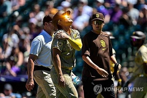 샌디에이고 파드리스 내야수 김하성이 8월 19일 콜로라도 로키스와의 원정경기에서 오른쪽 어깨를 다친 뒤 통증을 호소하며 더그아웃으로 향하고 있다. 샌디에이고는 29일 김하성이 오른쪽 어깨 수술을 받기로 했다며 시즌 아웃 소식을 전했다. AFP/연합뉴스