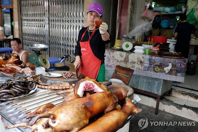 개고기를 파는 하노이 상인 2018년 9월 17일(현지시간) 베트남 하노이의 한 시장에서 상인이 개고기를 파는 모습. 2024.09.29
[EPA 연합뉴스 자료사진. 재판매 및 DB 금지]