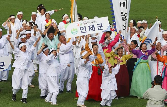 제30회 강원민속예술축제에서 최우수상의 영예를 받은 인제 민속단. [강원도 제공·재판매 및 DB 금지]