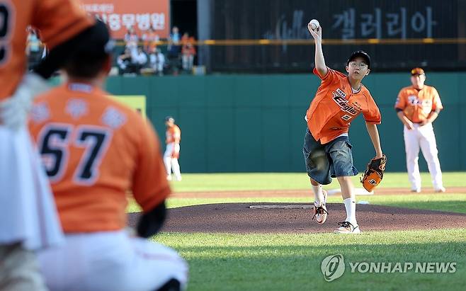 시구하는 정우람 아들 (대전=연합뉴스) 김준범 기자 = 29일 대전 한화생명이글스파크에서 열린 프로야구 한화 이글스와 NC 다이노스의 경기 시작 전 한화 정우람 아들 정대한 군이 시구하고 있다. 2024.9.29 psykims@yna.co.kr