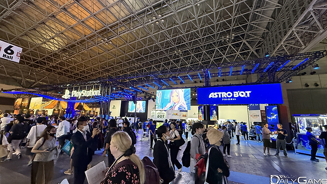 소니는 플레이스테이션 부스에 '아스트로봇'과 '몬스터 헌터 와일즈'를 전면에 내세웠습니다.