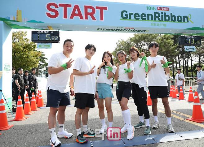 배우 구성환, 임시완 , 박지안 가수 소유미, 나다, 축구선수 정주일이 28일 서울 마포구 평화의공원 평화광장에서 열린 ‘제18회 그린리본마라톤 페스티벌’에서 기념촬영을 하고 있다.(사진=이영훈 기자)