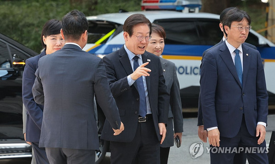 더불어민주당 이재명 대표가 30일 오후 서울 서초구 서울중앙지법에서 열린 위증교사 혐의 관련 1심 결심공판에 출석하기 위해 법정으로 향하고 있다. 〈사진=연합뉴스〉