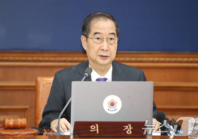 한덕수 국무총리가 30일 서울 종로구 정부서울청사에서 열린 국무회의에서 발언을 하고 있다. 이날 국무회의에서는 김건희 여사 특검법과 해병대원 특검법, 지역화폐법에 재의요구안(거부권) 행사 건의안 등 을 심의했다. 2024.9.30/뉴스1 ⓒ News1 임세영 기자