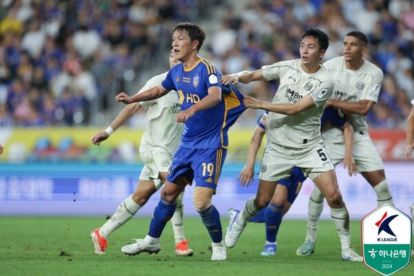 10일 오후 7시 문수축구경기장에서 열린 대구FC전에서 수비하는 울산 HD 센터백 김영권. 사진┃한국프로축구연맹