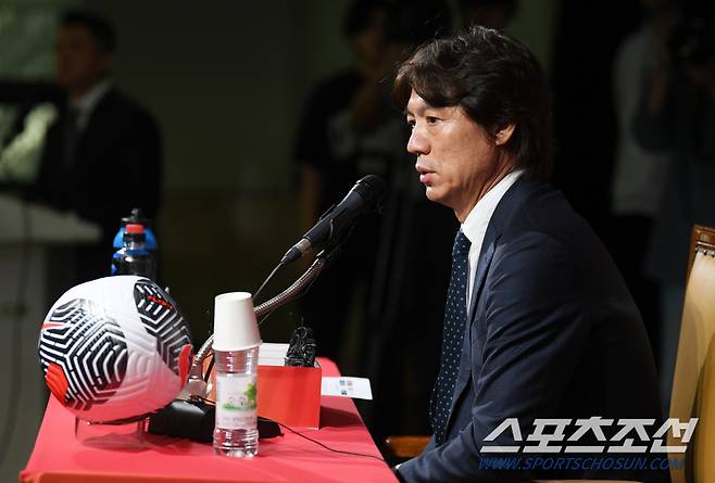 북중미 월드컵 3차 예선 명단 발표 기자회견이 26일 서울 신문로 축구회관에서 열렸다. 홍명보 감독이 명단을 발표하고 있다. 신문로=박재만 기자pjm@sportschosun.com/2024.09.30/