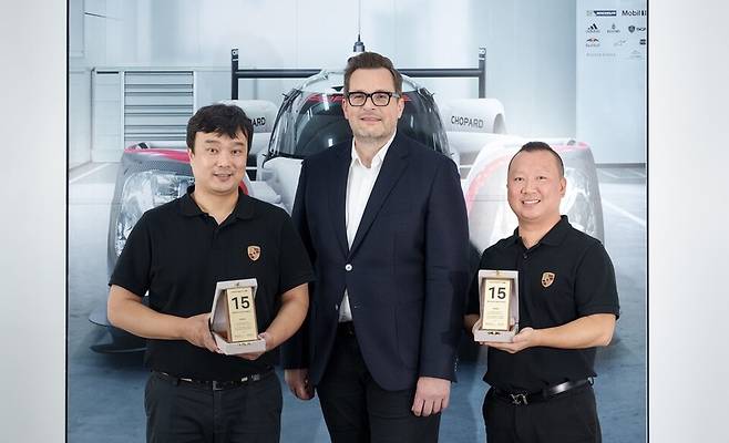 사진 : 포르쉐코리아가&nbsp;포르쉐&nbsp;서비스센터&nbsp;대치에서&nbsp;10년&nbsp;이상&nbsp;근속한&nbsp;임직원들을&nbsp;시상하는&nbsp;'2024&nbsp;포르쉐&nbsp;애프터&nbsp;세일즈&nbsp;루미너리&nbsp;프로그램'&nbsp;시상식을&nbsp;진행했다 (출처=포르쉐코리아)