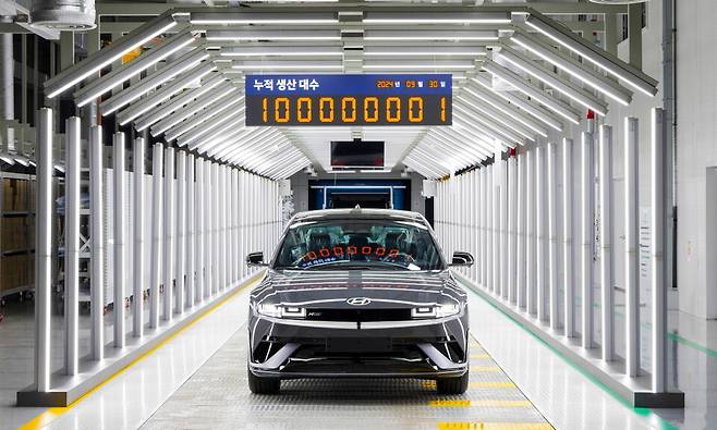 현대차는&nbsp;30일 울산 출고센터에서 글로벌 누적 차량 생산&nbsp;1억 대 달성 기념 행사를 개최하고, 1억&nbsp;1번째 생산 차량&nbsp;'아이오닉&nbsp;5'를 고객에게 인도했다.