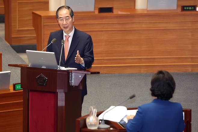 한덕수 국무총리가 지난 12일 오후 국회 본회의장에서 열린 교육·사회·문화 분야 대정부질문에서 민주당 남인순 의원 질문에 답하고 있다. 한 총리는 막말로 몰아부치는 야당 의원들을 향해 "공부 좀 하고 오시라" "미몽에서 깨어나시라"며 호통을 쳐 화제가 됐다. /연합뉴스