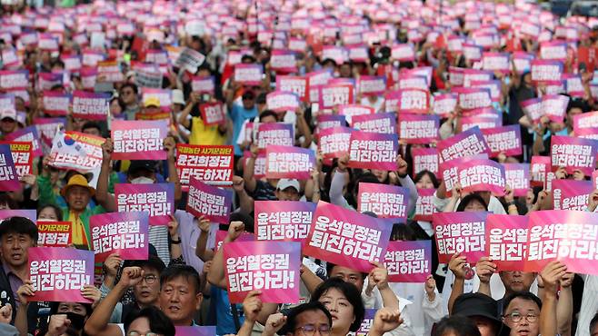 지난 28일 오후 서울 중구 태평로에서 열린 전국민중행동 주최 '윤석열 정권 퇴진 전국동시다발 시국대회' 참가자들이 정권 퇴진을 촉구하는 구호를 외치고 있다. /뉴스1