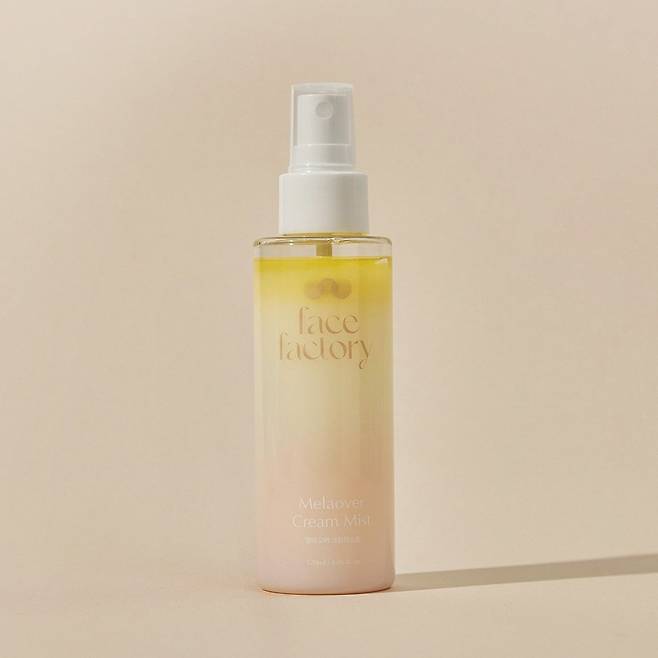 페이스 팩토리 잡티 케어 멜라오버 크림미스트: 위는 오일, 아래는 에멀션이라 유분 함량이 많고 강력 미백 성분 트라넥삼산과 나이아신아마이드도 함유. 120mL 5만원.