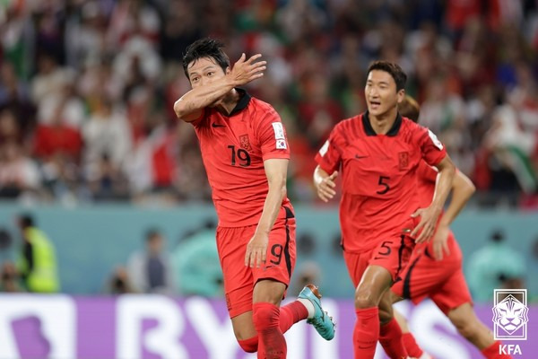 김영권(왼쪽), 정우영(이상 당시 대한민국 남자 축구대표팀). 대한축구협회 제공