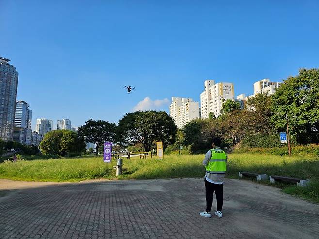 내가 배송한 물건이 드론에 실려 낙하지점으로 향하고 있다. 담당 직원은 안전한 배송을 위해 현장에서 조종하는 모습을 보여줬다.