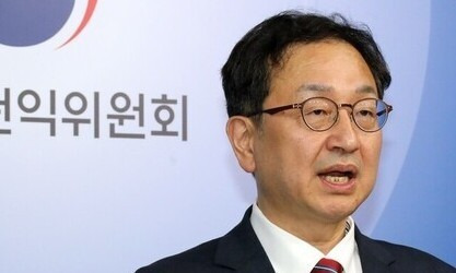 정승윤 국민권익위원회 부위원장 겸 사무처장이 지난 6월10일 오후 정부세종청사에서 윤석열 대통령 부인 김건희 여사의 명품백 수수 관련 비위 신고 사건을 ‘위반 사항 없음’으로 종결 처분했다고 밝히고 있다. 연합뉴스