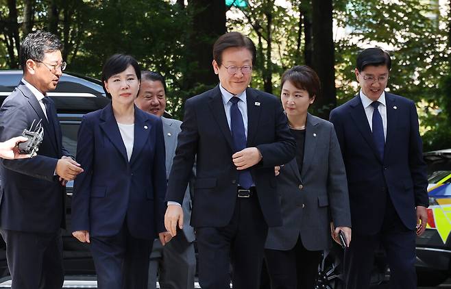 이재명 더불어민주당 대표가 30일 오후 서울 서초구 서울중앙지법에서 열린 위증교사 혐의 관련 1심 결심공판에 출석하고 있다. 신소영 기자 viator@hani.co.kr