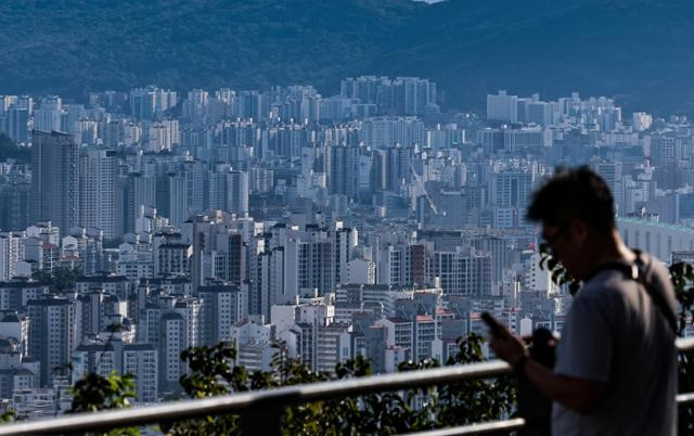 30일 오전 서울 중구 남산에서 내려다본 서울 시내 아파트 단지. 뉴시스