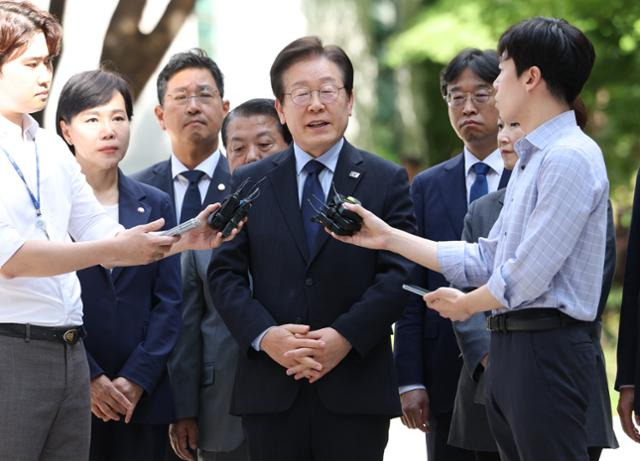 이재명 더불어민주당 대표가 30일 오후 서울 서초구 서울중앙지법에서 열린 위증교사 혐의 1심 결심공판에 출석, 취재진 질문에 답하고 있다. 연합뉴스