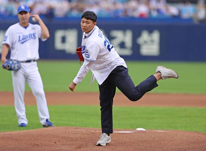 28일 대구 LG 트윈스전에서 시구에 나선 배찬승. 삼성 제공