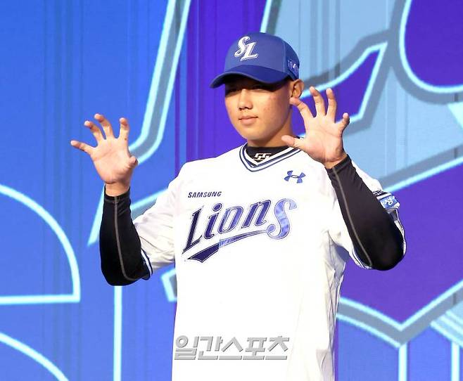 2025 KBO 신인드래프트가 11일 오후 서울 송파구 롯데호텔월드 크리스탈볼룸에서 열렸다. 대구고 배찬승이 삼성에 지명된뒤 포토타임을 갖고있다. 잠실=정시종 기자 capa@edaily.co.kr /2024.09.11.