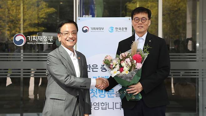 최상목 부총리와 이창용 한국은행 총재 [사진제공:연합뉴스]