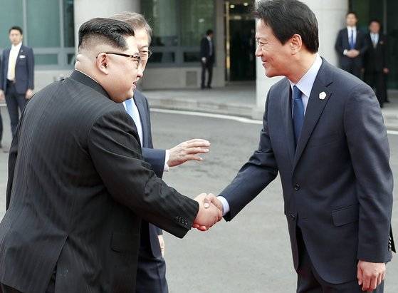 2018년 4월 27일 판문점에서 열린 남북 정상회담 당시 문재인 대통령의 소개로 김정은 북한 국무위원장(왼쪽)과 임종석 대통령 비서실장이 반갑게 악수하며 환하게 웃고 있다. [청와대사진기자단]