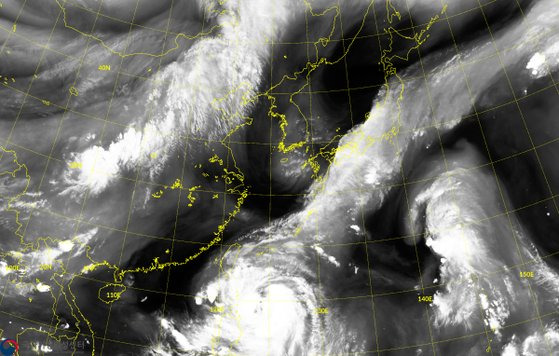29일 오후 2시 천리안2A 위성이 촬영한 태풍 끄라톤(사진 맨 아래쪽 중앙의 흰 소용돌이)의 모습. 필리핀 북부 해상에서 대만을 향해 이동 중이다. 사진 기상청