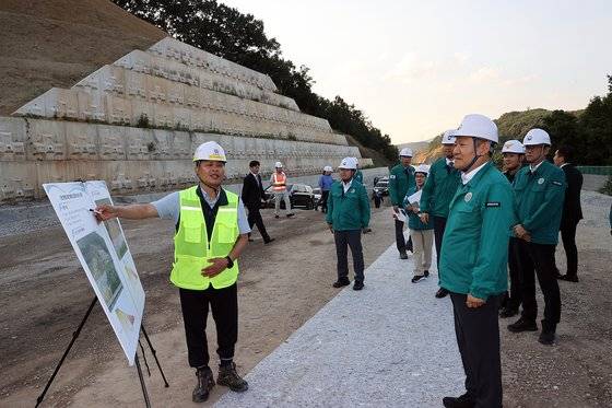 지난 6월 27일 이상민 행정안전부 장관이 충남 홍성군 서부내륙 고속도로 공사 피해발생 우려지역 현장을 방문, 공사 진행과정을 점검하고 있다. 뉴스1