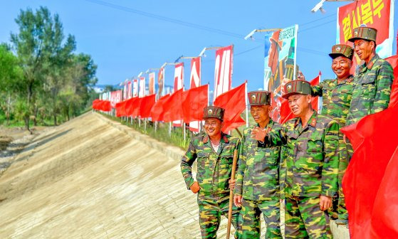 평안북도 수해 복구 현장에 동원된 인민군 군인들이 제방공사를 하는 모습이 지난 9월 16일 노동신문에 보도됐다. 기사 이해를 돕기 위한 자료사진. 뉴스1