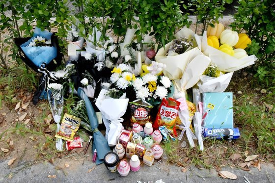 28일 오후 전남 순천시 조례동 한 도로변 화단에서 '10대 여성 살인사건' 피해자를 추모하기 위한 발길이 이어지고 있다. 뉴스1