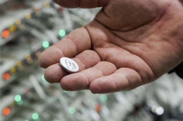 러시아 스콜코보 과학기술원(스콜텍) 에너지과학기술센터의 개발중인 리튬이온 배터리. 이 센터는 바나듐 함유 양극재 생산 기술, 나트륨 이온 배터리 용 탄소 음극재 및 조립 기술 등을 연구한다./사진=TASS