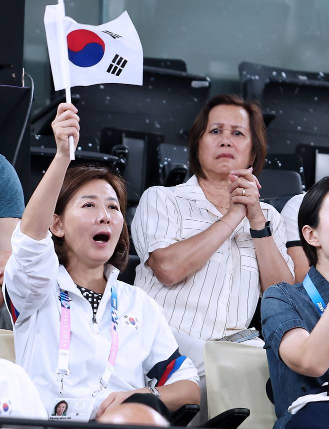 나경원 국민의힘 국회의원이 지난 9월 2일(현지시각) 프랑스 파리 포르트드라샤펠 경기장에서 2024 파리 패럴림픽 배드민턴 남자 단식(스포츠 등급 WH1)에서 은메달을 딴 최정만을 응원하던 모습. 사진=뉴스1